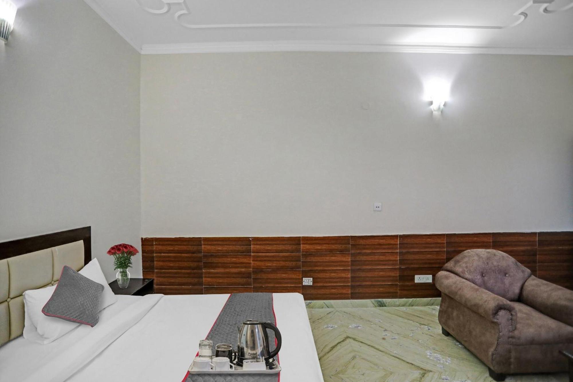 Hotel Townhouse The Premier View Near Iskcon Temple Noida Exterior foto